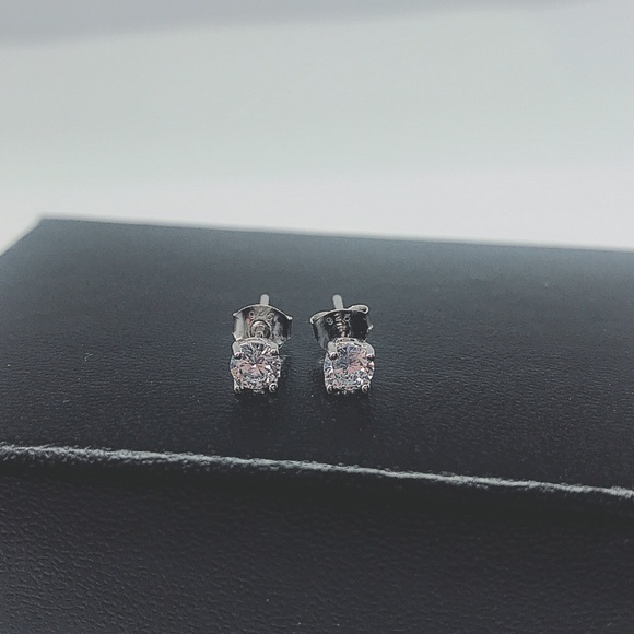 Sterling Silver 925. Simulate Diamond Stud Earring. - Picture 7 of 15